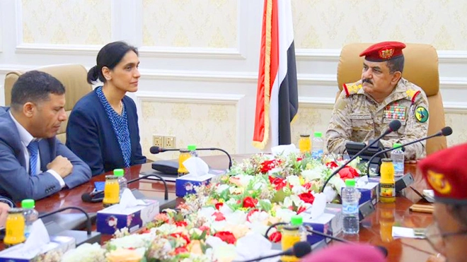 وزير الدفاع يلتقي في عدن سفيرة بريطانيا